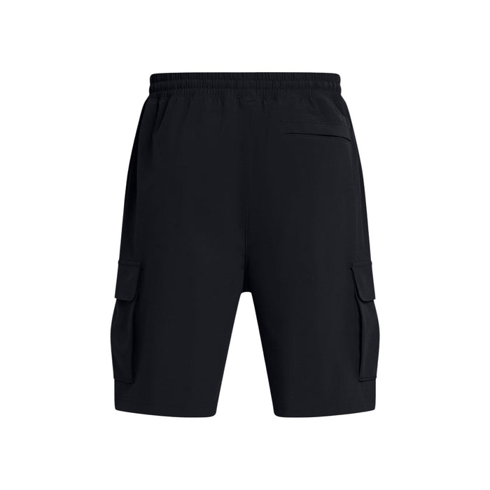 Bermuda cargo Under Armour homme noir de dos, poches latérales à rabat et poche arrière sur ceinture élastiquée