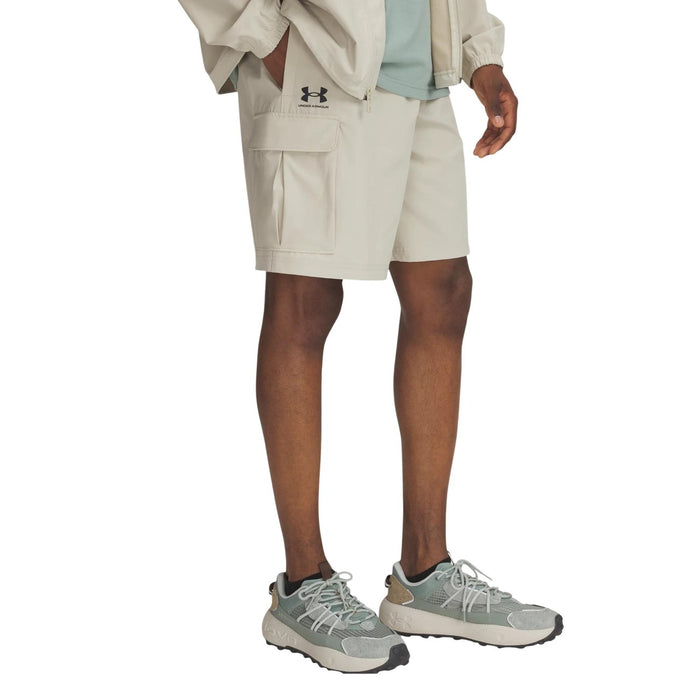 Bermuda cargo Under Armour homme beige porté avec veste assortie, longueur genou et poche cargo visible