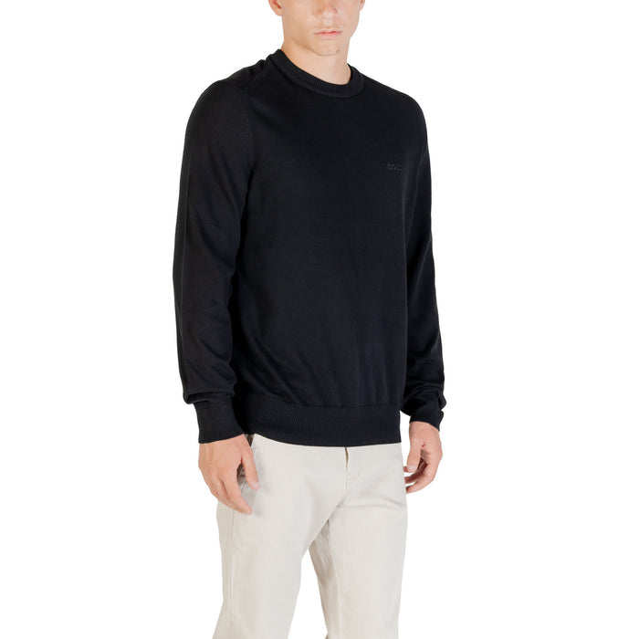 Pull Boss homme noir encolure ronde coupe ajustée logo Boss brodé vue trois quarts