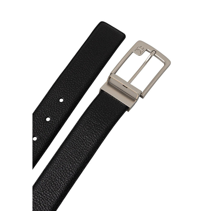 Image 2 : Détail de la boucle rectangulaire argentée gravée du logo Calvin Klein sur ceinture cuir noir grainé — Delvale