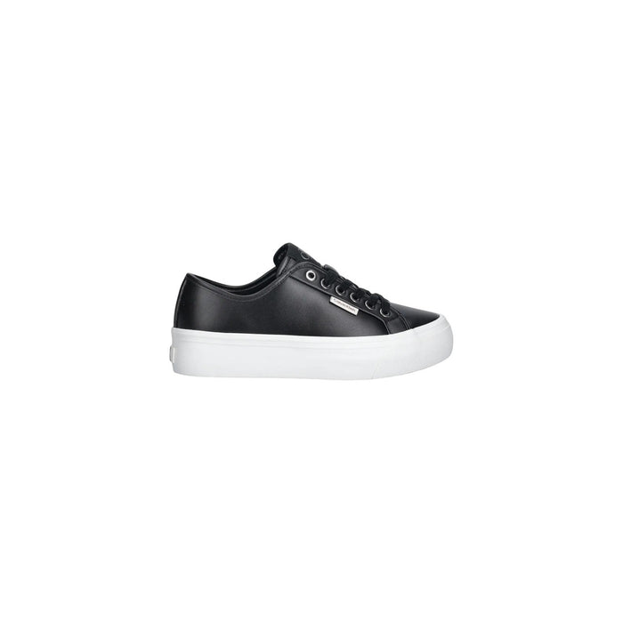 Image 1 : Baskets basses Calvin Klein Jeans femme en cuir lisse noir avec semelle plateforme blanche épaisse, vue de profil gauche — Delvale