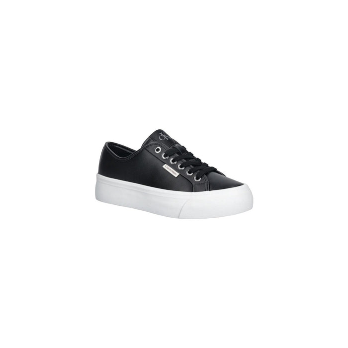 Image 2 : Sneakers Calvin Klein Jeans femme noires, détail de la plaque logo métal argenté sur la tige — Delvale