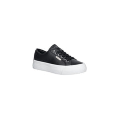 Image 2 : Sneakers Calvin Klein Jeans femme noires, détail de la plaque logo métal argenté sur la tige — Delvale