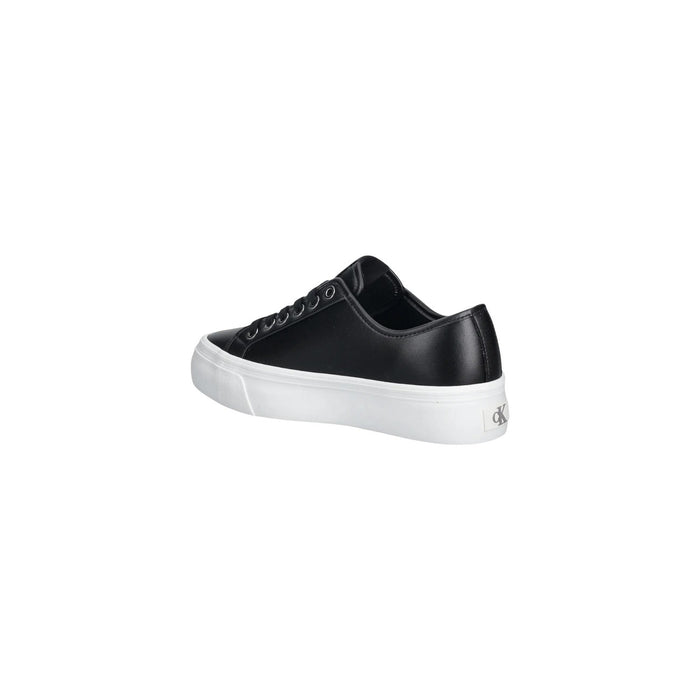 Image 3 : Baskets Calvin Klein Jeans femme vue de trois quarts avant, lacets noirs et semelle plateforme blanche épaisse — Delvale