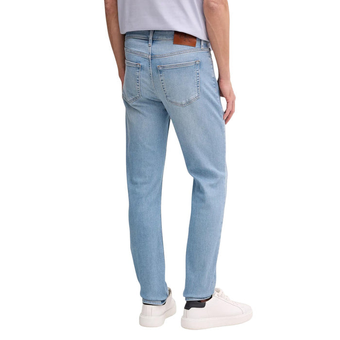 Image 3 : Détail jambe droite du jean Calvin Klein Jeans homme en denim bleu clair, coupe structurée et finition soignée — Delvale