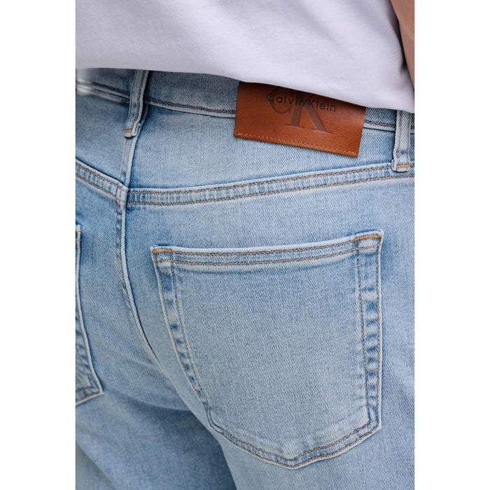 Image 4 : Look complet avec jean droit Calvin Klein Jeans homme bleu clair, t-shirt et baskets blanches, style casual urbain — Delvale