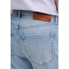 Image 4 : Look complet avec jean droit Calvin Klein Jeans homme bleu clair, t-shirt et baskets blanches, style casual urbain — Delvale