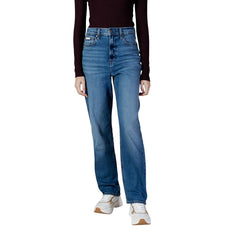 Image 1 : Jean femme Calvin Klein Jeans coupe droite taille haute en denim bleu délavé, porté avec un top manches longues bordeaux et des sneakers blanches — Delvale