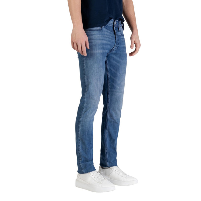 Image 4 : Look casual homme avec jean slim denim délavé Calvin Klein Jeans et baskets blanches, style urbain contemporain — Delvale