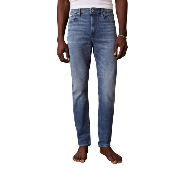 Image 1 : Jean slim homme Calvin Klein Jeans en denim délavé bleu moyen, vue de face portée, coupe slim fit valorisante — Delvale