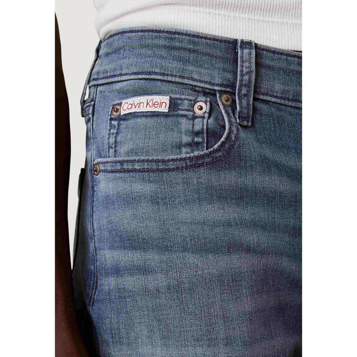 Image 3 : Porté masculin jean slim Calvin Klein Jeans, denim stretch bleu, silhouette épurée et style urbain — Delvale