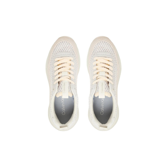 Image 5 : Gros plan sur le logo CK embossé sur le côté des baskets Calvin Klein Jeans femme mesh suède — Delvale