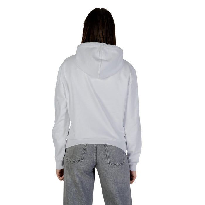 Image 2 : Détail monogramme CK sur sweat Calvin Klein Jeans femme blanc en molleton coton — delvale