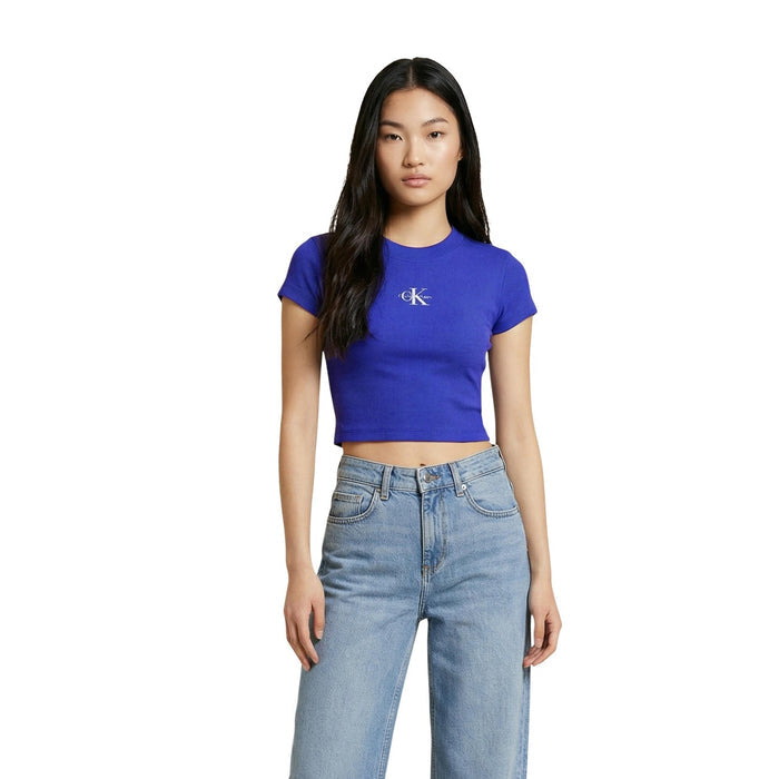 Image 4 : T-shirt Calvin Klein Jeans femme gris porté, style décontracté — delvale