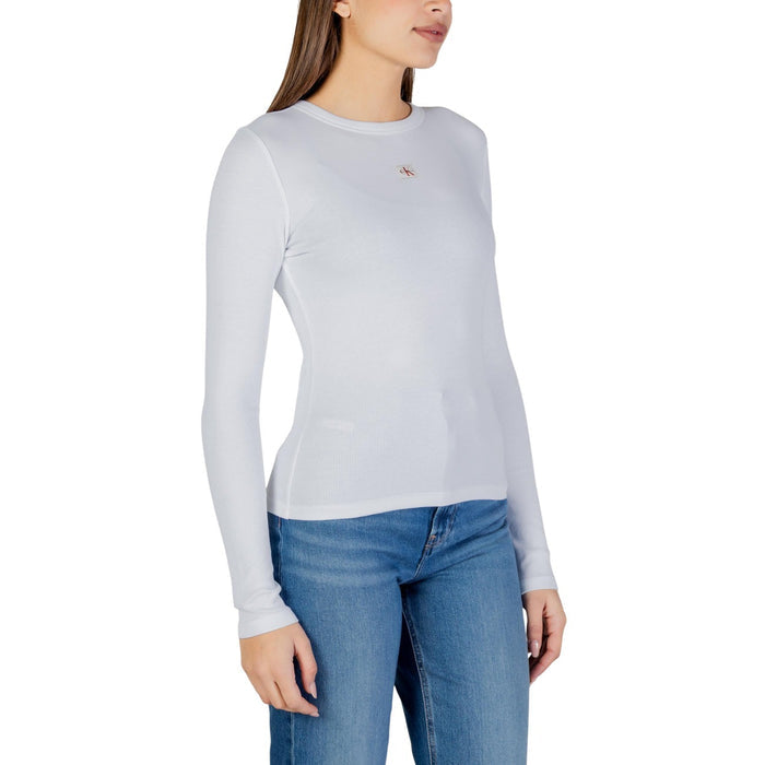 Image 4 : T-shirt femme Calvin Klein Jeans blanc côtelé ajusté porté avec un jean slim bleu clair, look casual urbain — Delvale