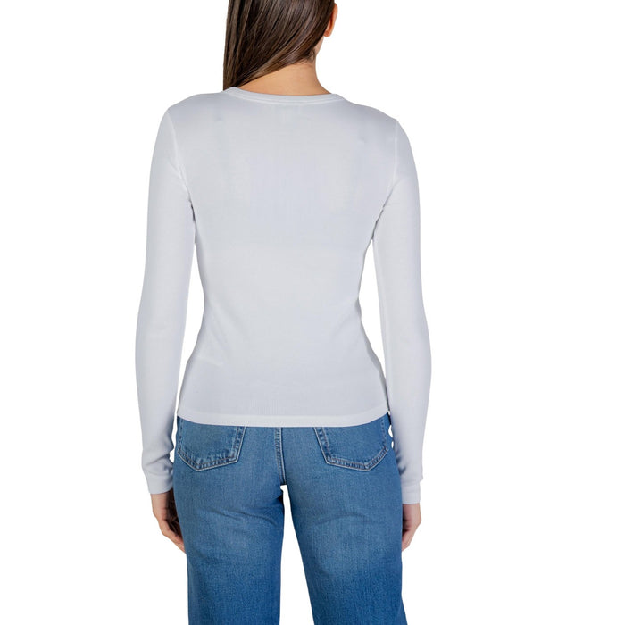 Image 5 : Pose décontractée mettant en valeur la coupe ajustée et les manches longues du t-shirt côtelé Calvin Klein Jeans blanc — Delvale