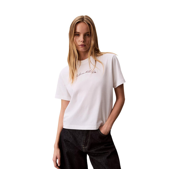 Image 4 : T-shirt Calvin Klein Jeans noir femme porté, style casual moderne — Delvale