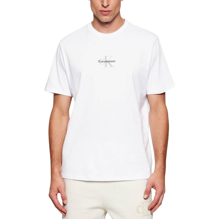 Image 6 : T-shirt Calvin Klein Jeans homme blanc porté look décontracté — Delvale