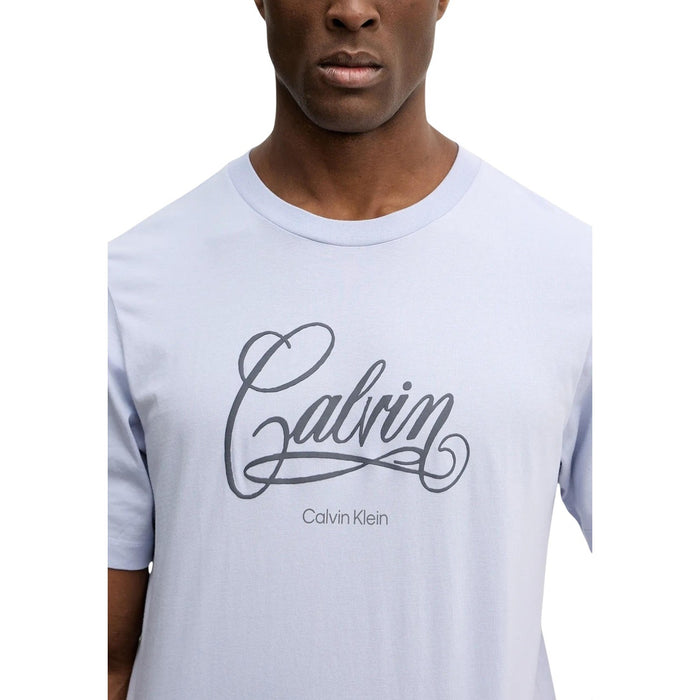 Image 3 : Détail du logo script Calvin Klein en gris anthracite sur t-shirt bleu lavande homme — Delvale