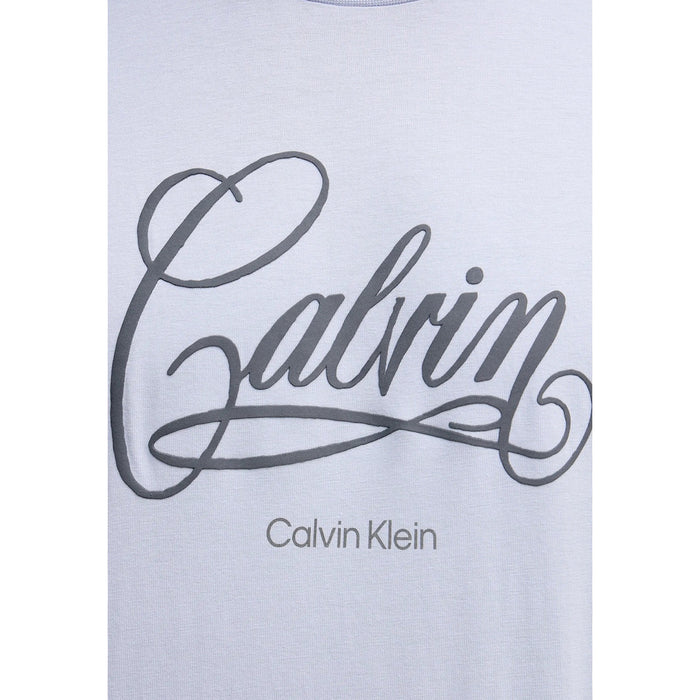 Image 4 : Mannequin portant le t-shirt Calvin Klein Jeans homme bleu lavande, style streetwear premium — Delvale