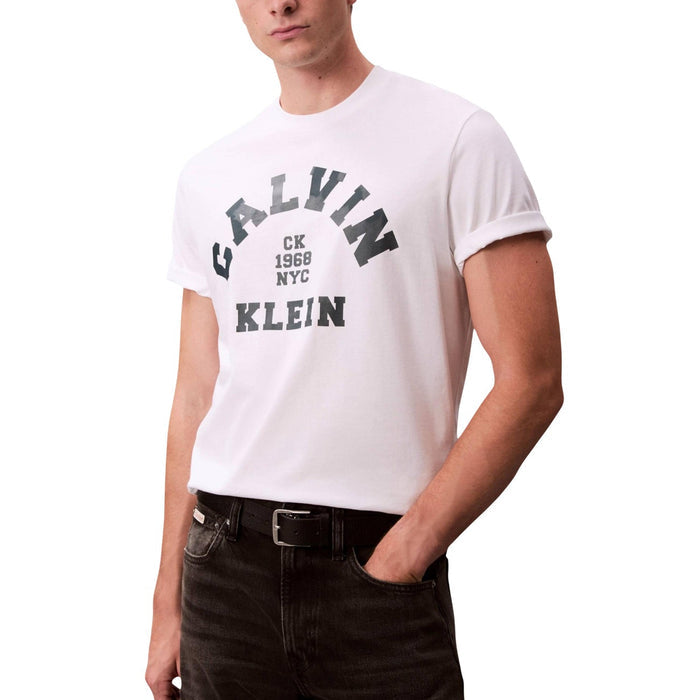 Image 1 : Homme portant le t-shirt blanc Calvin Klein Jeans avec logo varsity CK 1968 NYC en grand imprimé sombre sur la poitrine, coupe regular, col rond — Delvale