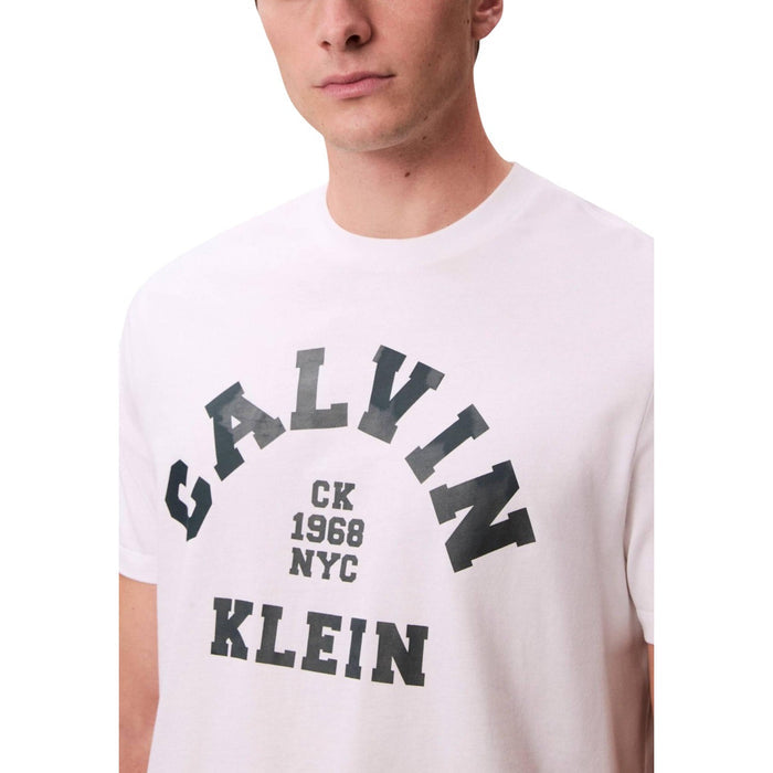Image 4 : Look casual homme avec t-shirt Calvin Klein Jeans blanc logo CK NYC porté avec un jean denim foncé et ceinture cuir — Delvale