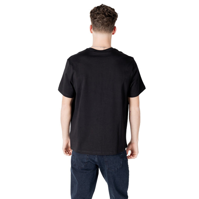 Image 2 : Détail logo Calvin Klein Jeans sur t-shirt homme noir manches courtes — Delvale