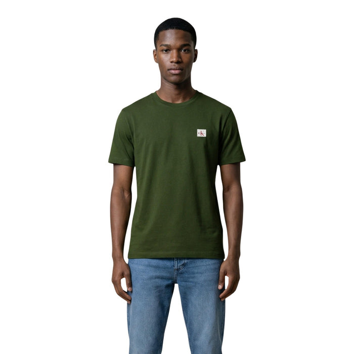 Image 6 : T-shirt Calvin Klein Jeans homme rose porté — Delvale