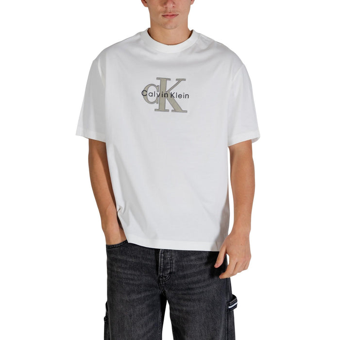 Image 4 : T-shirt homme Calvin Klein Jeans rose porté look casual urbain — Delvale