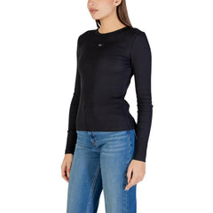 Image 4 : Mannequin portant le t-shirt noir Calvin Klein Jeans manches longues côtelé, mise en valeur de la coupe ajustée et du tissu — Delvale