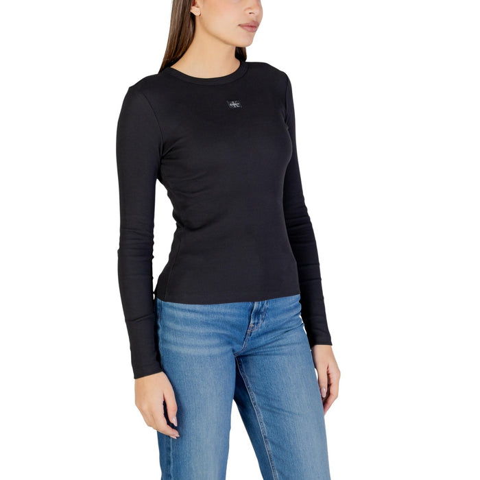 Image 5 : Look complet avec t-shirt manches longues côtelé noir Calvin Klein Jeans et jean denim bleu, style urban casual féminin — Delvale