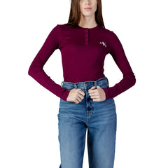 Image 1 : Femme portant un t-shirt manches longues Calvin Klein Jeans bordeaux avec encolure henley et logo CK brodé, associé à un jean brut — Delvale