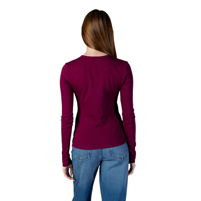 Image 5 : Modèle féminin en t-shirt manches longues Calvin Klein Jeans bordeaux et jean bleu, look casual chic — Delvale