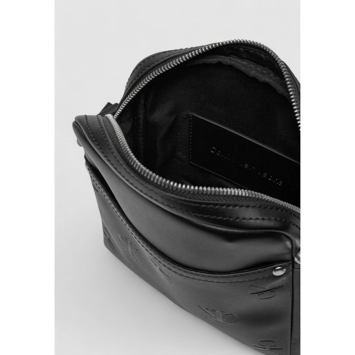 Image 5 : Détail fermeture zip curseur gunmetal sacoche Calvin Klein noir monogramme CK gaufré — Delvale