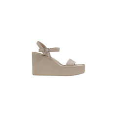 Image 1 : Sandale compensée Calvin Klein femme beige vue de profil, bride avant jacquard logo et lanière cheville — Delvale