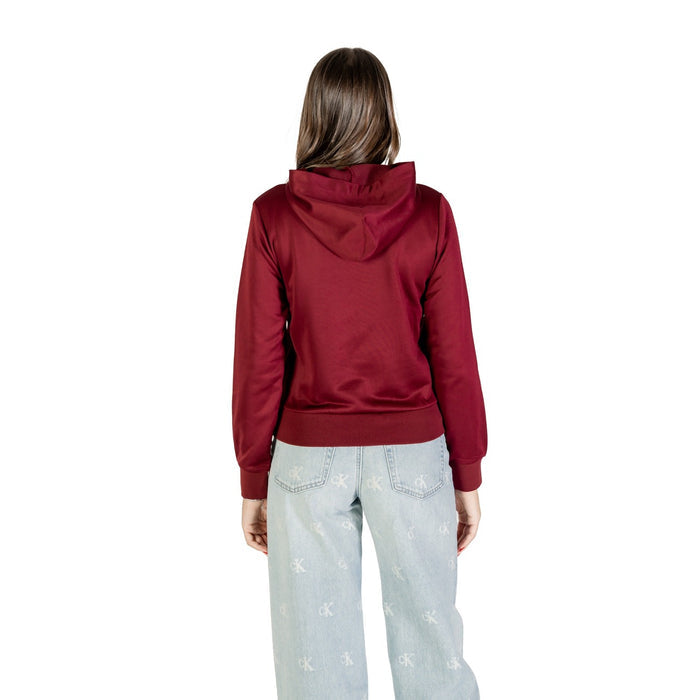 Image 2 : Détail inscription Calvin Klein brodée sur sweat bordeaux femme, coupe boxy moderne — delvale
