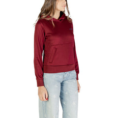 Image 3 : Sweat Calvin Klein bordeaux femme porté, capuche et bords-côtes structurés visibles — delvale