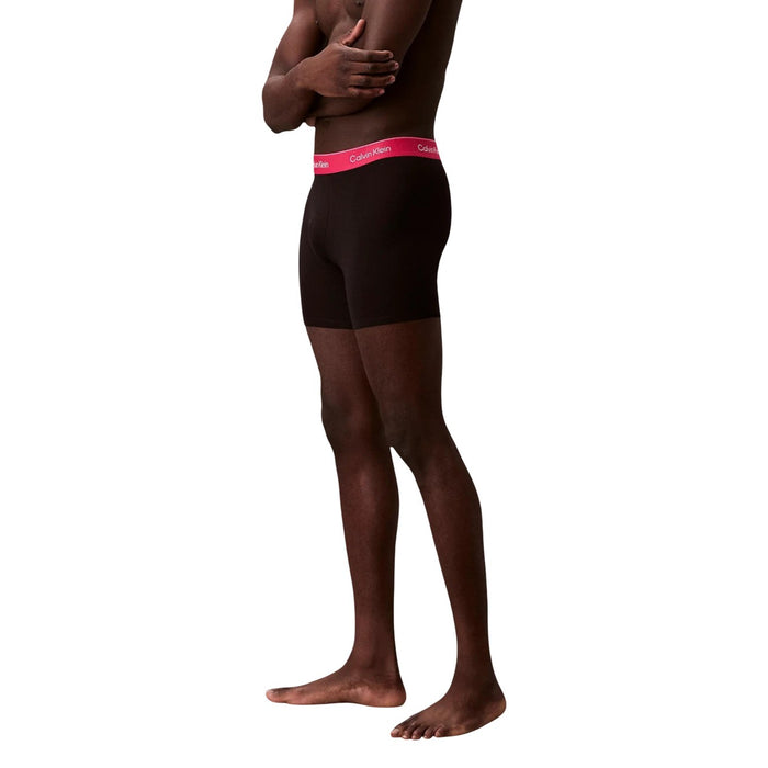 Image 2 : Détail des trois bandes élastiques logotées Calvin Klein rose, blanche et grise sur boxers noirs — Delvale