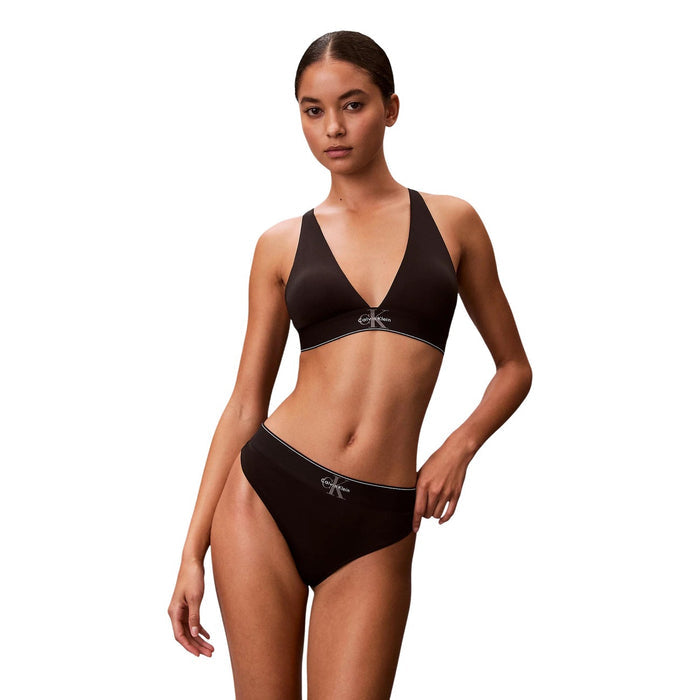Image 1 : Femme portant un ensemble lingerie Calvin Klein Underwear noir — soutien-gorge triangle et culotte taille haute avec logo CK — Delvale