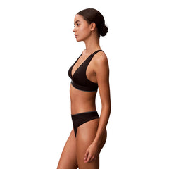 Image 4 : Détail de la culotte taille haute Calvin Klein Underwear noire avec logo CK sur la ceinture élastique — Delvale