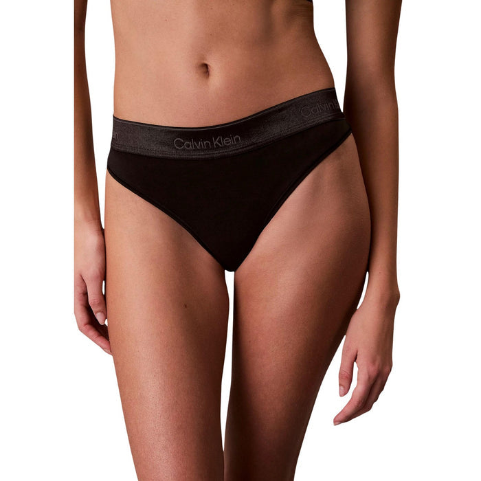 Image 8 : Ensemble lingerie Calvin Klein Underwear femme noir porté — vue trois quarts, soutien-gorge et culotte coordonnés — Delvale