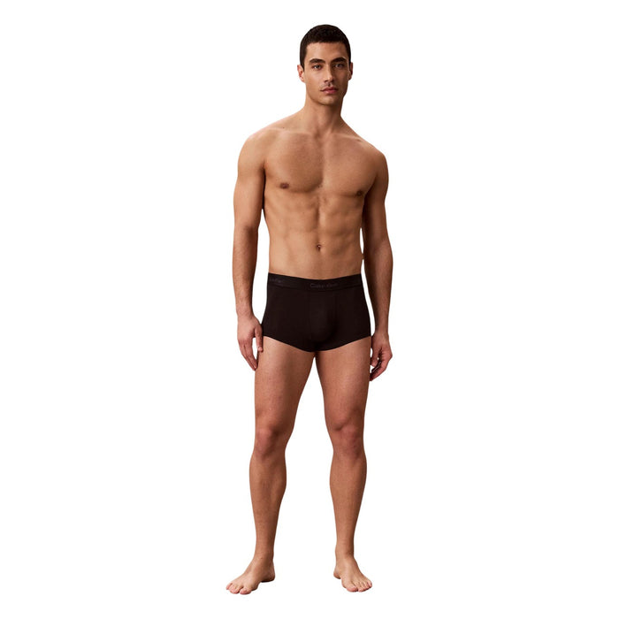 Image 2 : Détail de la bande élastique logotypée Calvin Klein sur boxer homme noir — Delvale