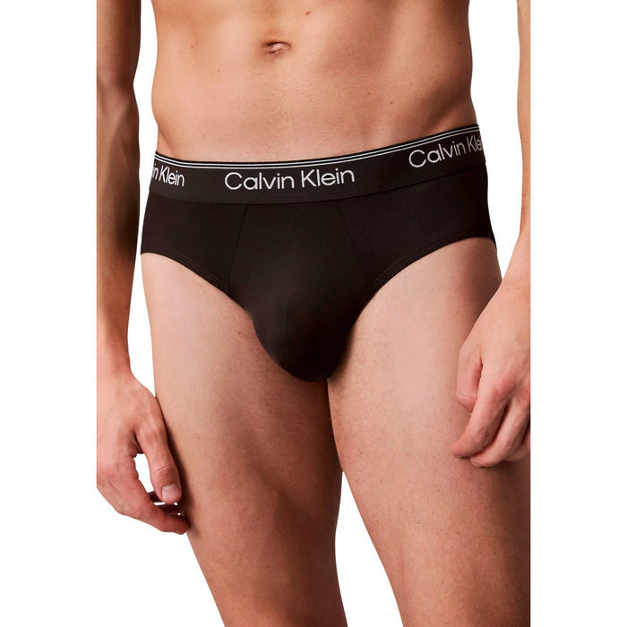 Image 4 : Slip Calvin Klein Underwear homme noir posé à plat, coupe ajustée et tissu stretch coton mis en valeur sur fond blanc — Delvale