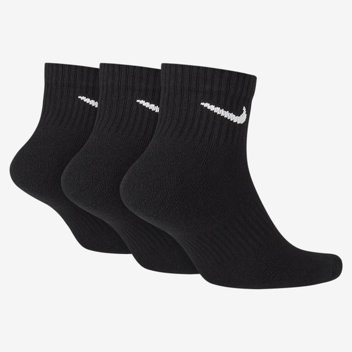Image 2 : Détail du logo Swoosh brodé en blanc sur la tige des chaussettes Nike courtes noires — Delvale
