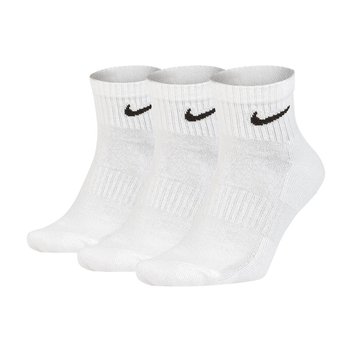 Image 3 : Vue de côté du lot de 3 paires de chaussettes Nike Ankle Cushion noires, structure nervurée visible — Delvale