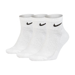 Image 3 : Vue de côté du lot de 3 paires de chaussettes Nike Ankle Cushion noires, structure nervurée visible — Delvale