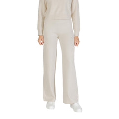 Image 1 : Pantalon femme Choral large beige en tricot doux, coupe palazzo fluide, porté avec un pull coordonné et des baskets blanches — Delvale