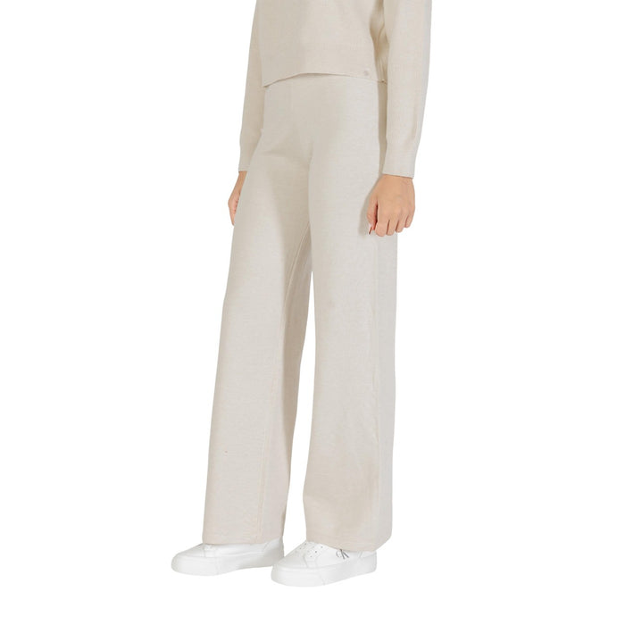 Image 3 : Détail de la coupe palazzo du pantalon Choral femme, tombé fluide et matière tricot légère — Delvale