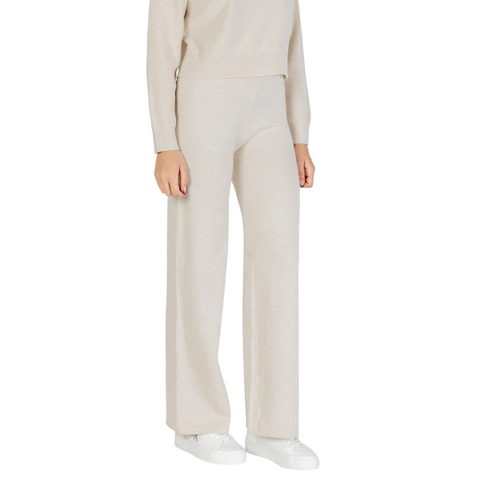 Image 4 : Silhouette complète avec pantalon large Choral beige et pull assorti, look casual-chic féminin — Delvale