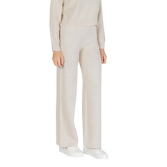 Image 4 : Silhouette complète avec pantalon large Choral beige et pull assorti, look casual-chic féminin — Delvale